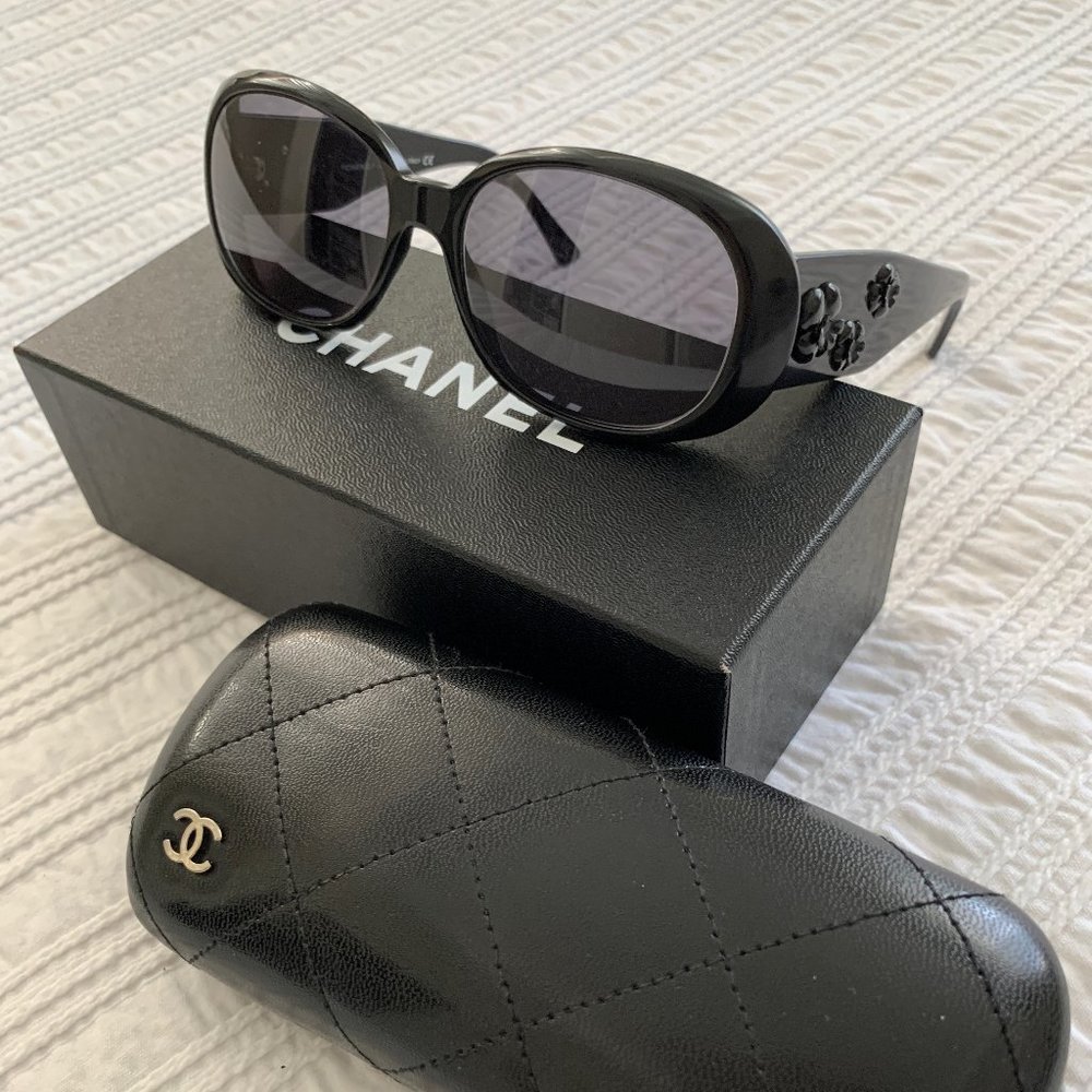 CHANEL BLACK CAMELLIA FLOWER SUNGLASSES 5113